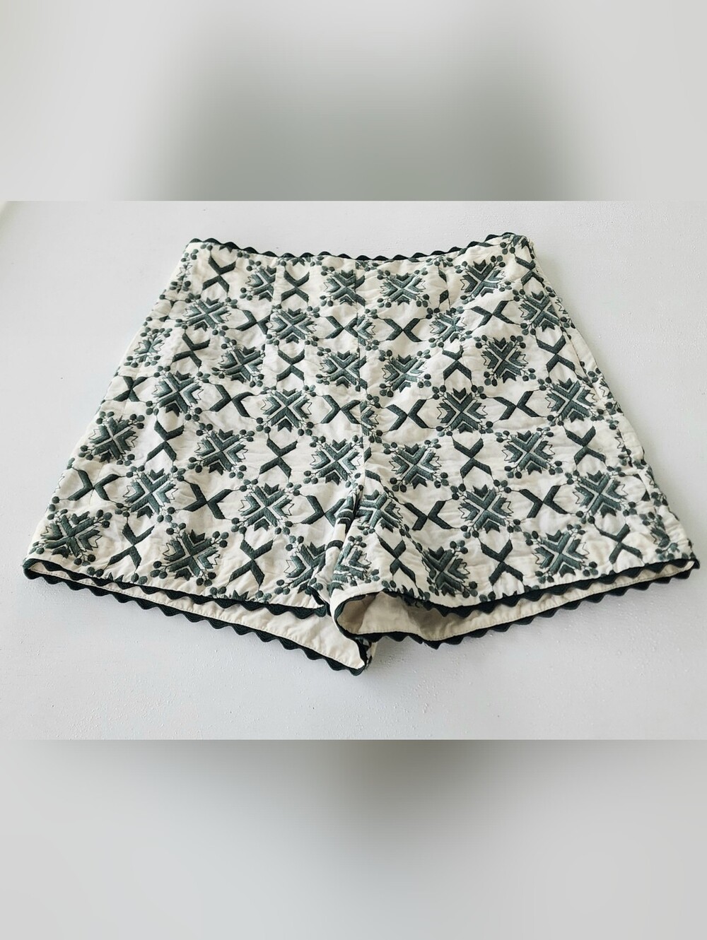 Zara Cream and Black Patterned Scallop-Hem Shorts - Picture 2 of 8